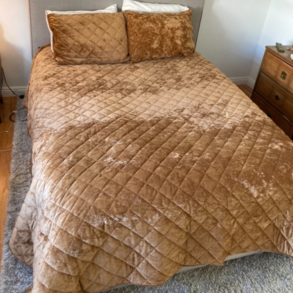 Full size Velvet quilt and pillow cases